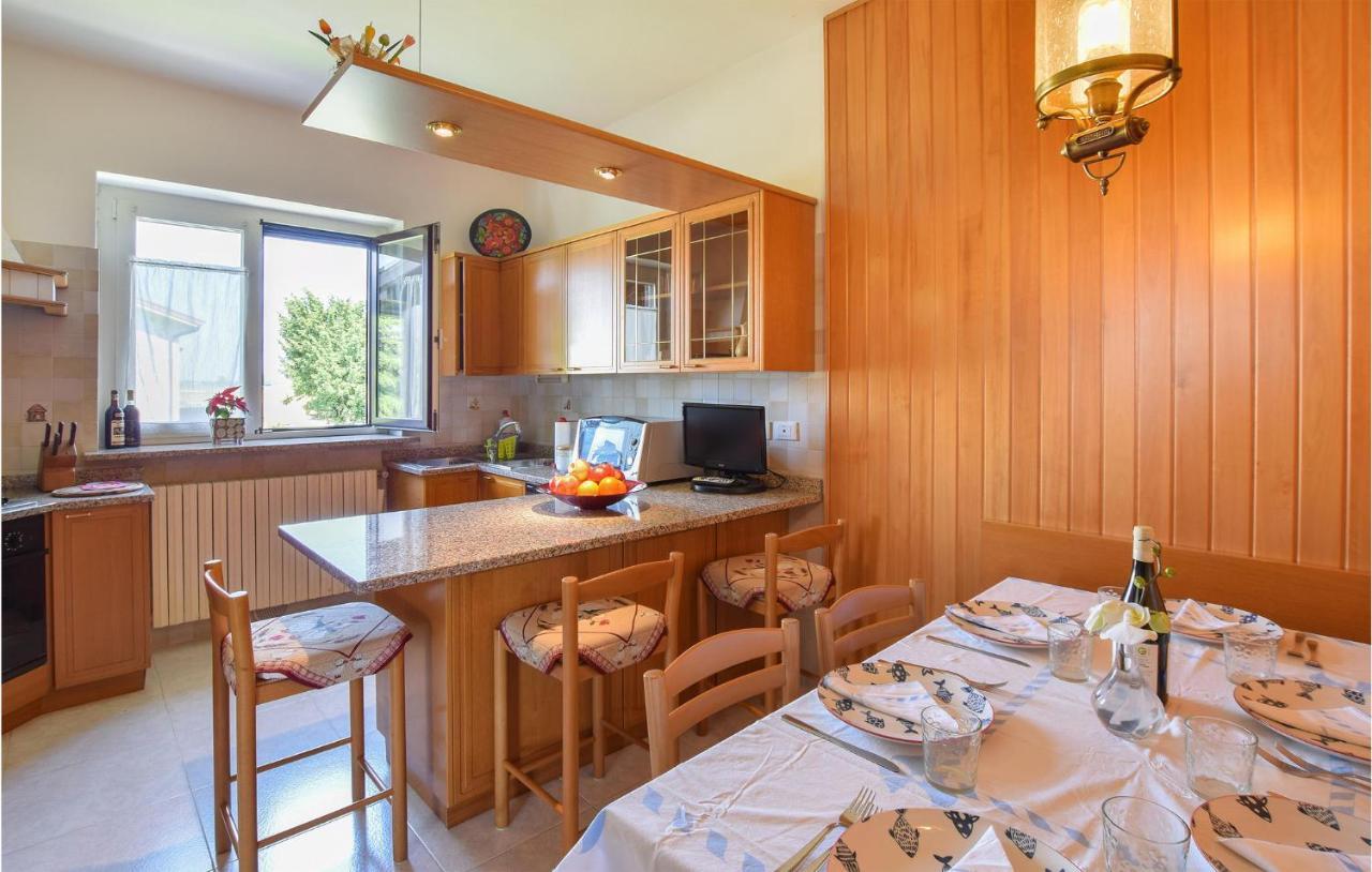 2 Bedroom Cozy Apartment In Grado Exteriör bild