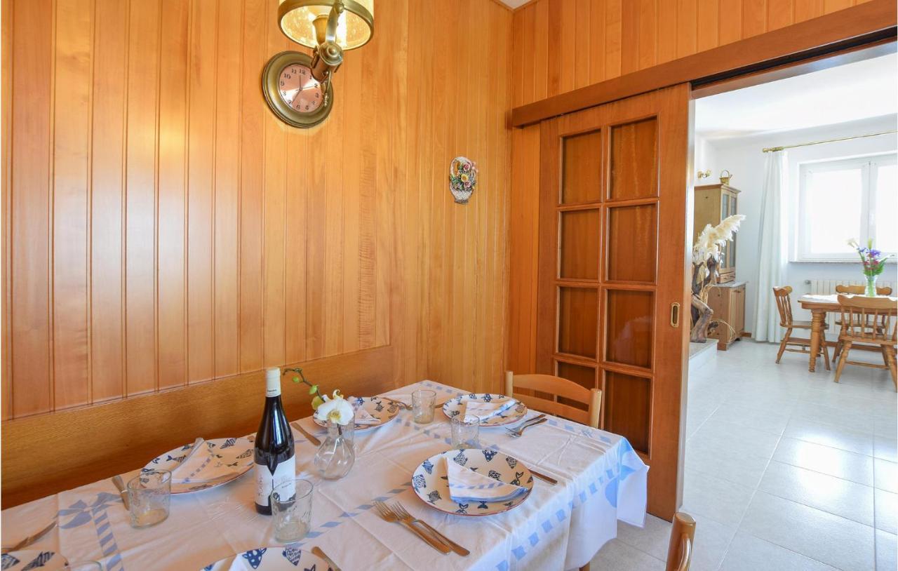 2 Bedroom Cozy Apartment In Grado Exteriör bild