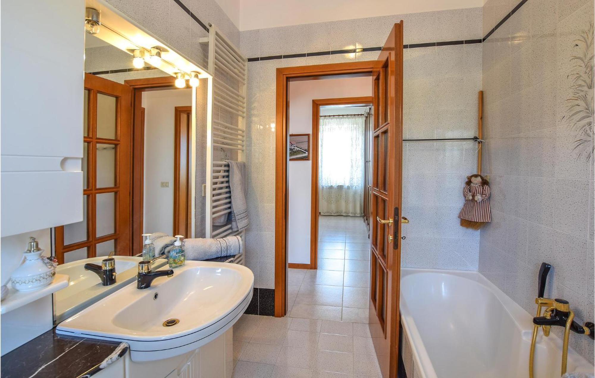 2 Bedroom Cozy Apartment In Grado Exteriör bild