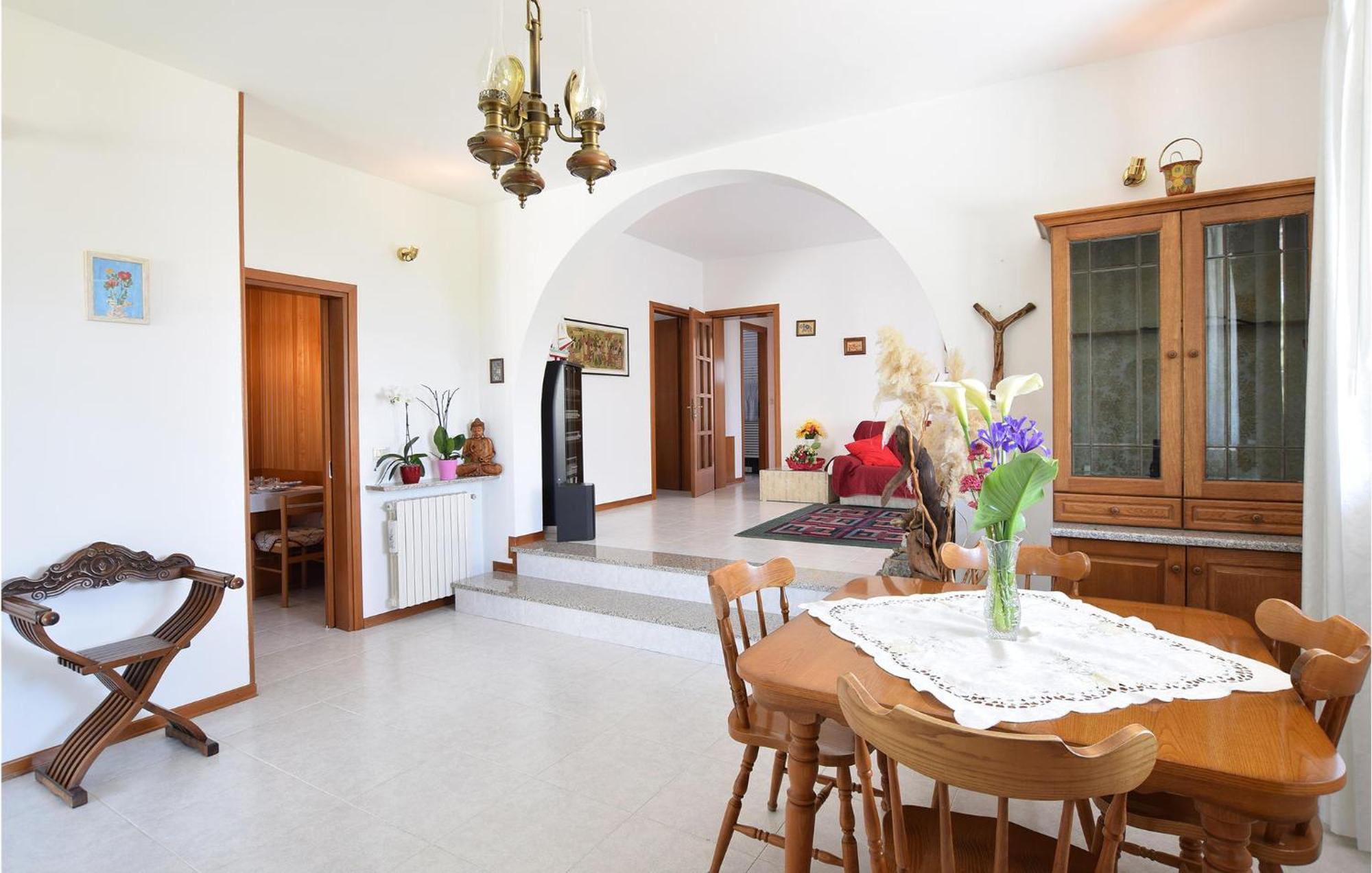 2 Bedroom Cozy Apartment In Grado Exteriör bild