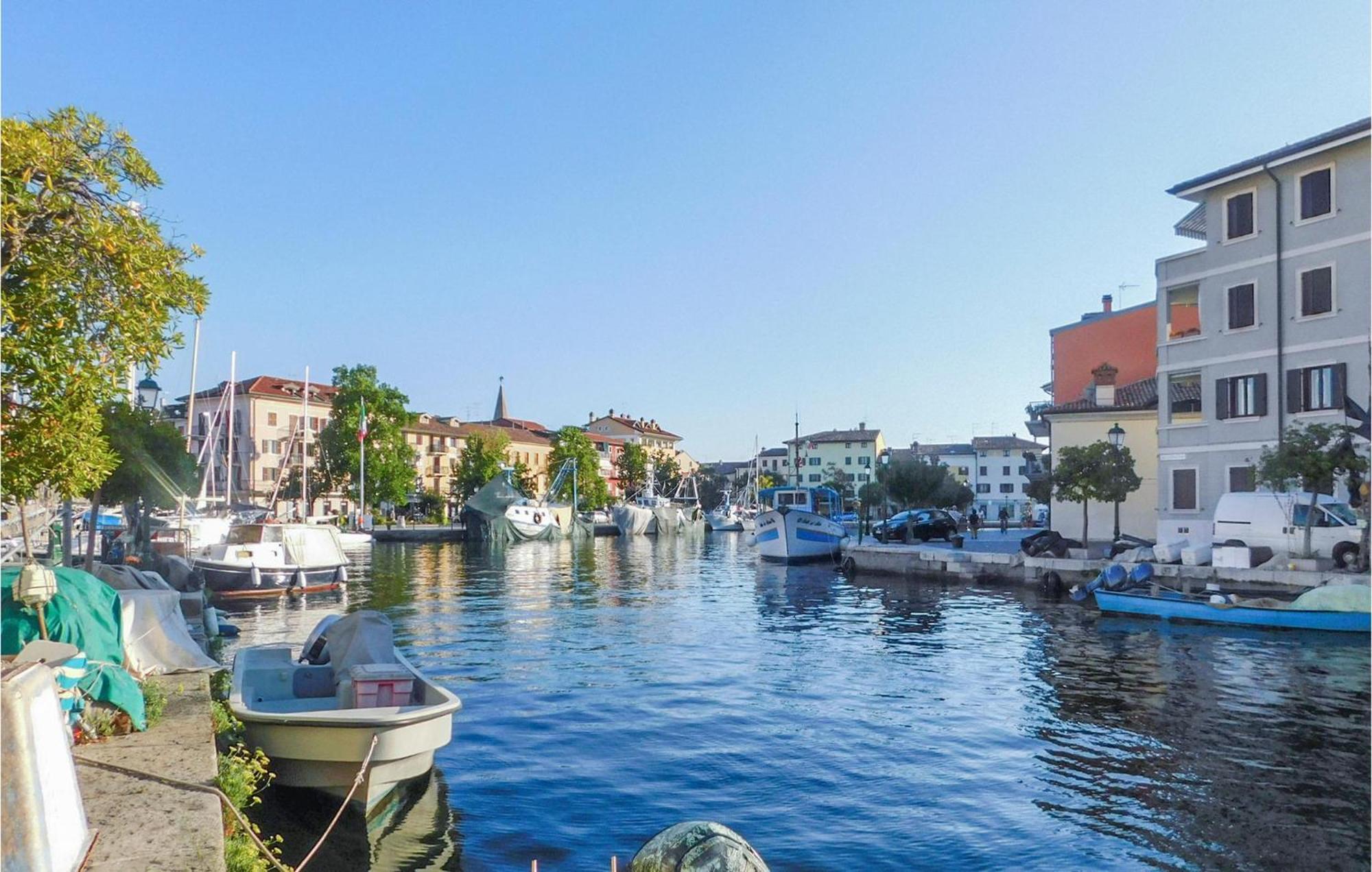 2 Bedroom Cozy Apartment In Grado Exteriör bild